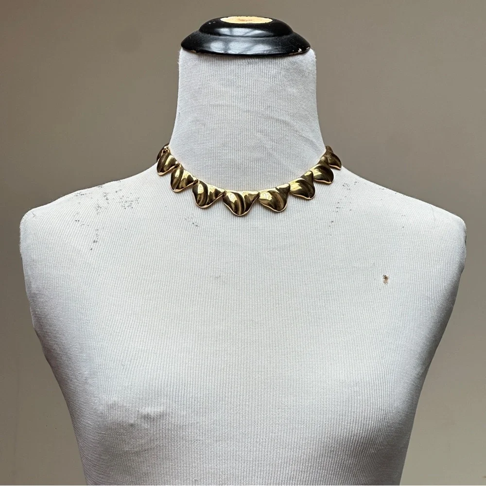 Vintage Sarah Coventry Gold Tone Sculpted Collar Necklace - Picture 3 of 8